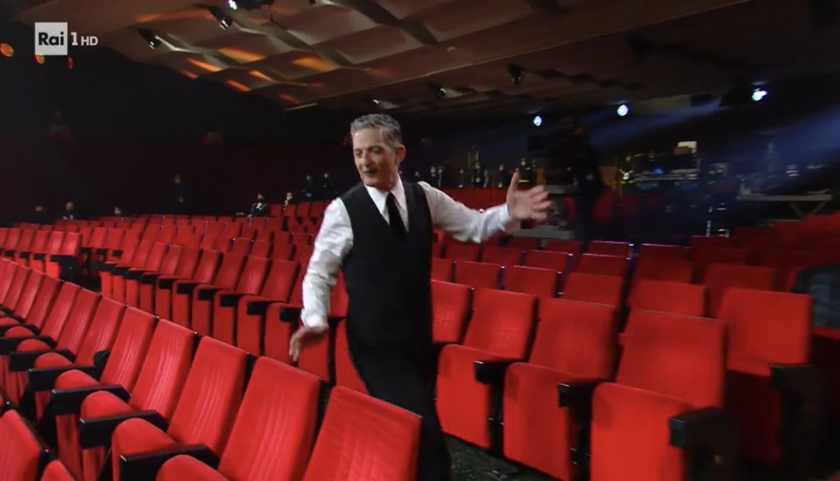 Io che passo trionfante tra la folla che mi ama. #Sanremo2021