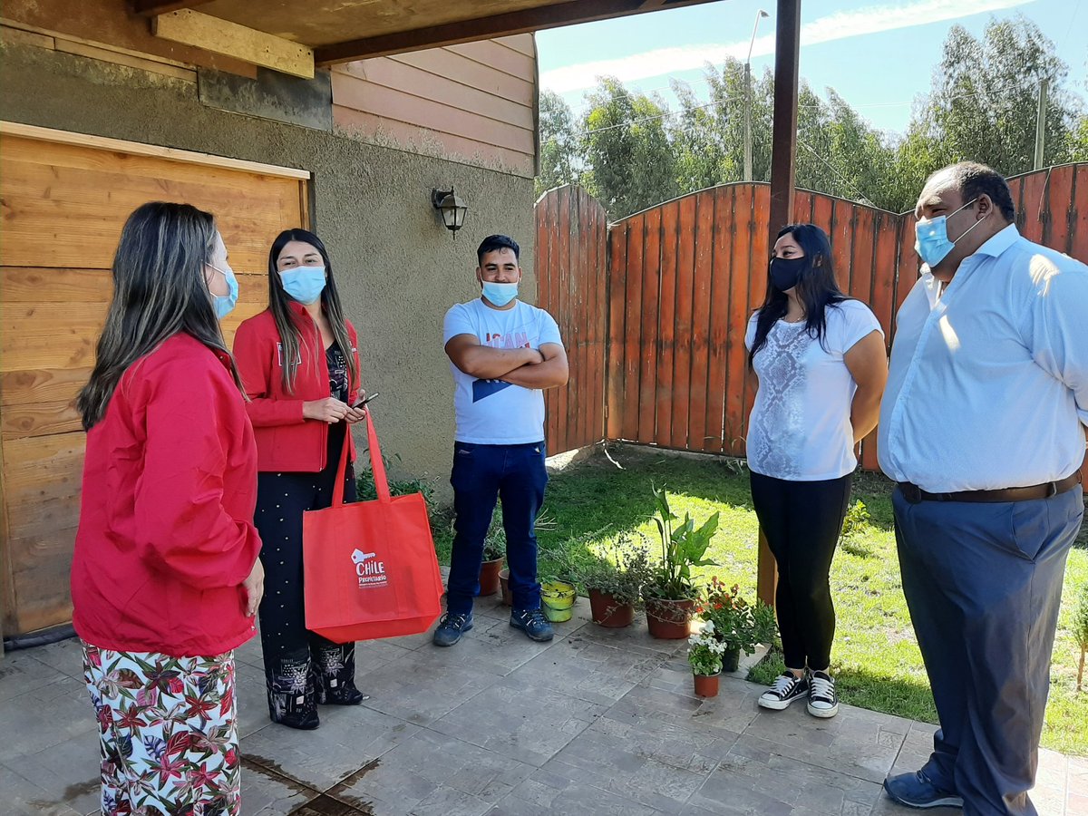 Continuamos compartiendo #BuenosMomentos de nuestro paso por #LosÁngeles 🥰, en donde la Seremi <a href="/VPincheirap/">Victoria Pincheira Poblete</a> llegó hasta el hogar de Don Artaldo Salcedo e hizo entrega a su hija del anhelado título de dominio de su padre👏🏻👏🏻. 

¡Felicidades para esta familia! <a href="/MinisterioBBNN/">Bienes Nacionales</a>