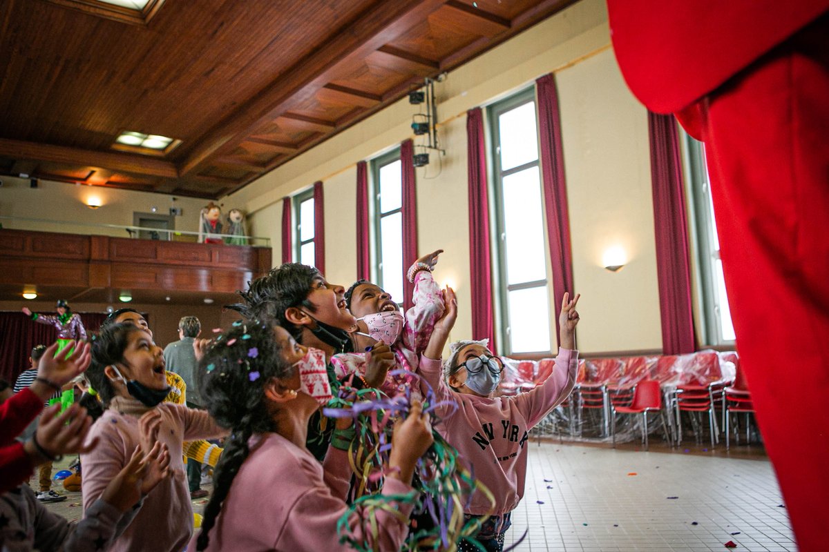 Metemos las narices rojas en los barrios donde más está afectando la crisis de la pandemia. Esta mañana hemos estado en el #Raval (Bcn) con los alumnos de 1º a 4º de primaria del Colegio Collaso i Gil. ¡Qué fiestón han montado los @Pepsicolen!