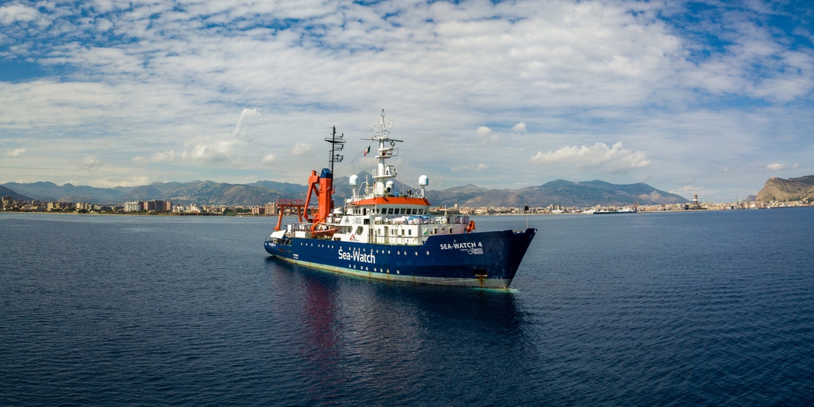 Sea Watch: One ship freed while 363 refugees still wait for Europe to allow them to reach dry land on another

📸:Chris Grodotzki/Sea-Watch.org
#Refugees #HumanRights #SeaWatch4 #SeaWatch3 #Italy #Malta