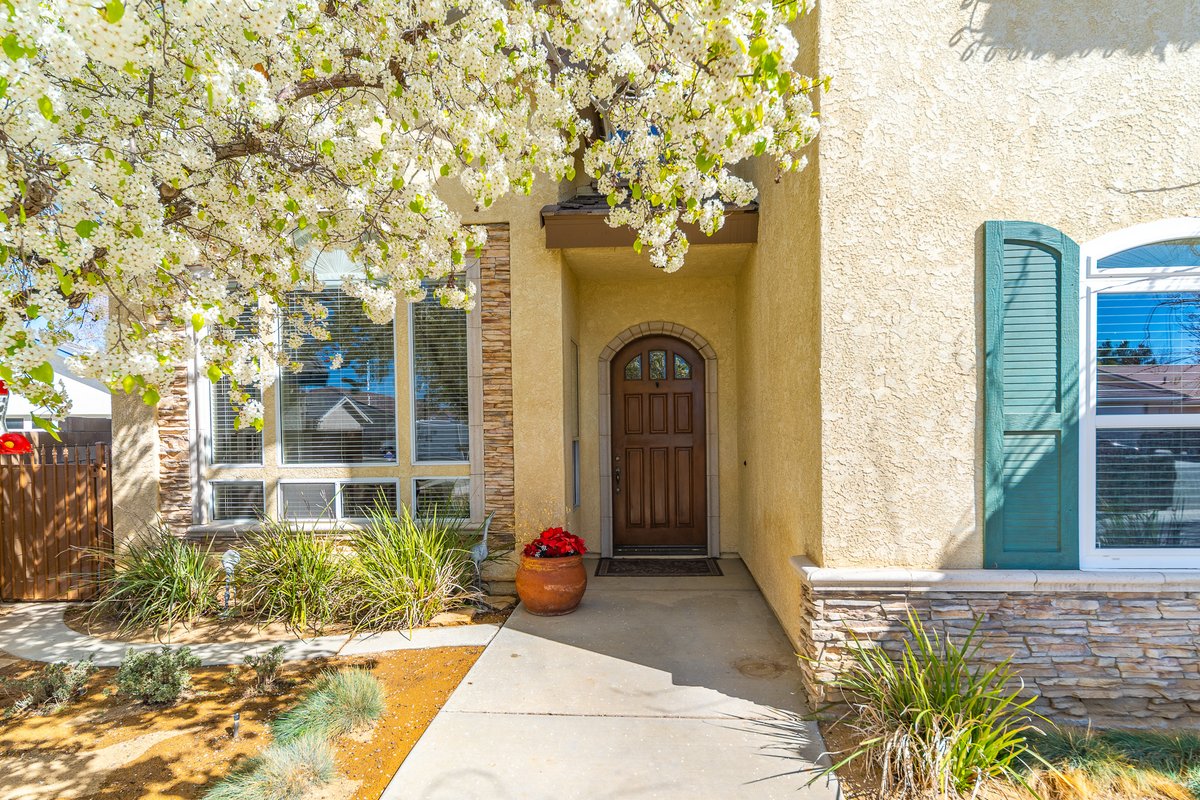 WardRealtor's tweet image. #JustListed! Beautiful custom built west Lancaster #POOLhome!

43654 Colony Dr, Lancaster CA 93536
4 Bedrooms | 3 Bathrooms | 2,848 sf
bit.ly/3rcra86

Call to schedule your showing!
661-209-1776

#HomeBasedRealty #MoveWithMaggie #MaggieWardRealtor #RealEstateEssential