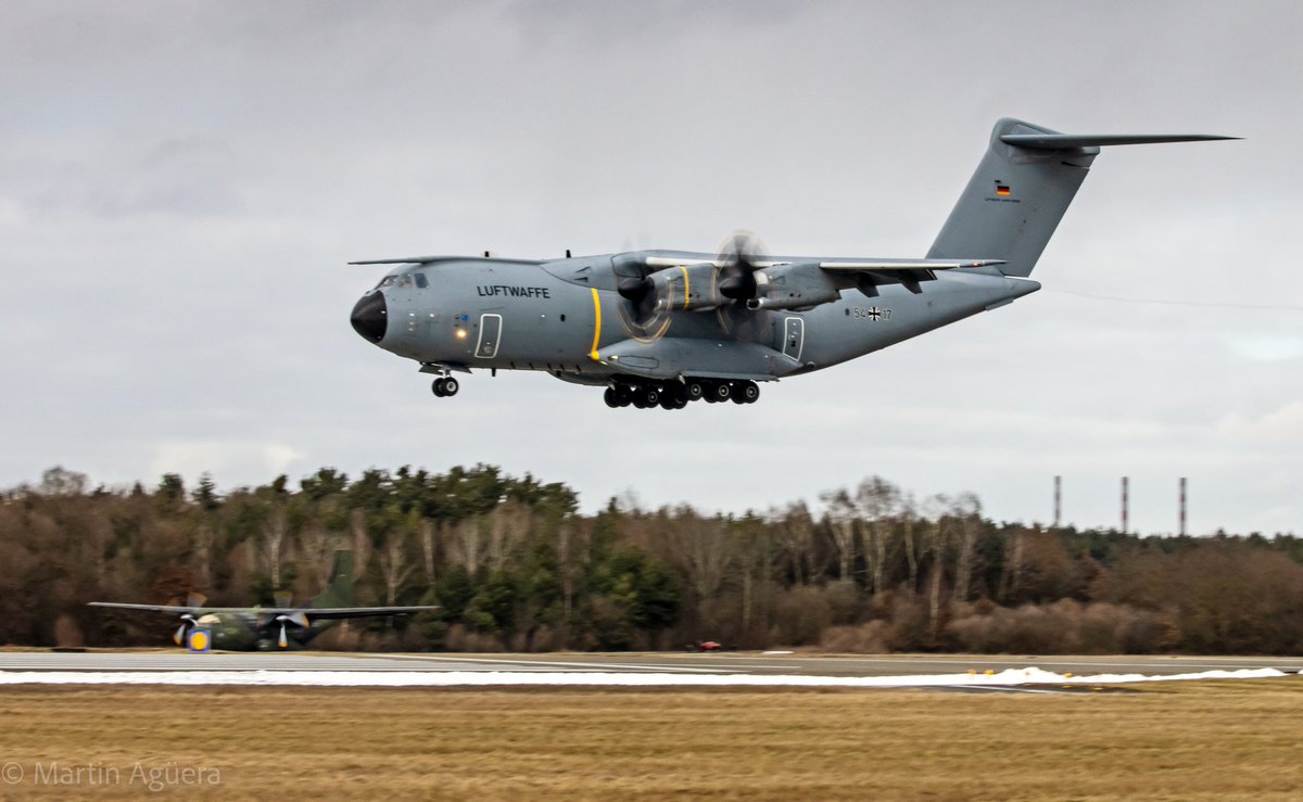 AgueraMartin's tweet photo. We shall not forget: it's #TransporterTuesday - for old &amp; new.💪

#DefenceMatters #A400M #tuesdayvibe #C160Transall #Airpower #TeamAirbus 

@AirbusDefence @Team_Luftwaffe @EjercitoAire @Armee_de_lair @RoyalAirForce @BeAirForce @BelgiumDefence @TouraineA400M @ArmyLuxembourg https://t.co/CSjZmxtidd