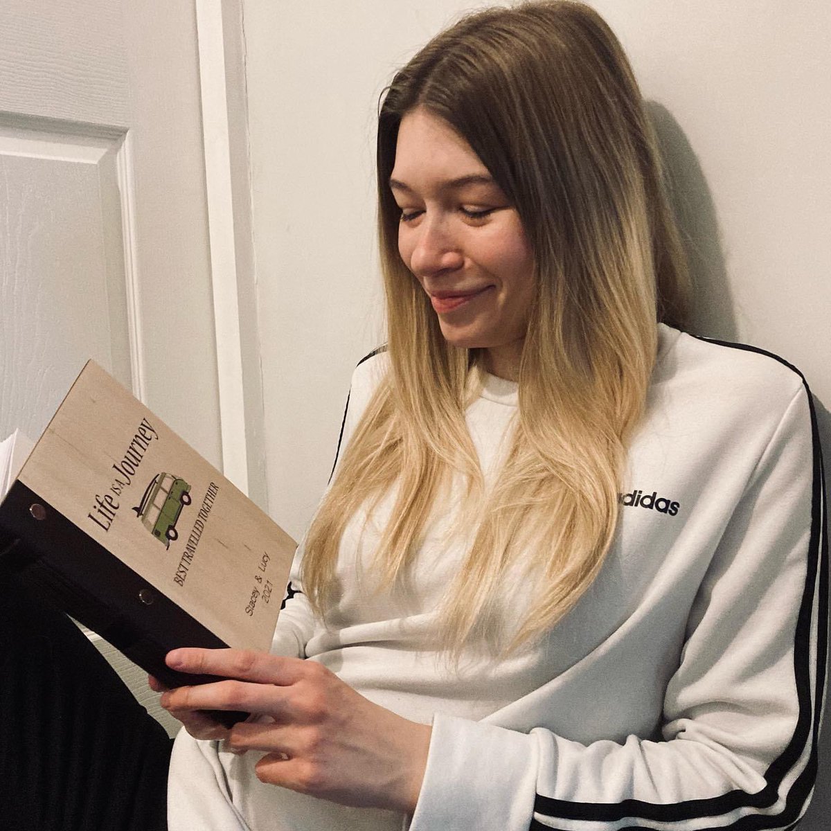 thenottmlass's tweet photo. Ay-up! I can’t wait to start filling this travel memory book my girlfriend got us! 2021 is moving by so quickly...grr! Roll on the road trips🚗💚 #travel #memories https://t.co/EG5ixOLWJL