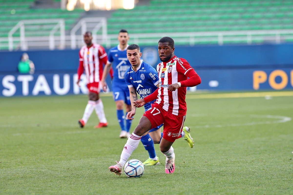 89' BUUUUUUUUUUUUUUUUUUUUUUUUUUUUUT !!! La reprise victorieuse de TONY N'JIKÉ file au fond des filets !!!!!! 1-0 EVVIVA ! #ACARAF