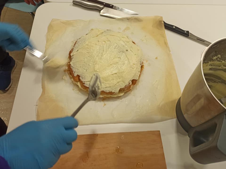 afsmte's tweet photo. Al Taller de cuina del @ClubSocialTE1 hem elaborat una tarta Sara deliciosa, a petició d'una usuària molt especial, i hem aprofitat per celebrat el seu aniversari. Per molts anys!!! 🥳🎉😘❤ #aniversari #tallerdecuina #afmmte #salutmental #saludmental https://t.co/8RvYhasuIB