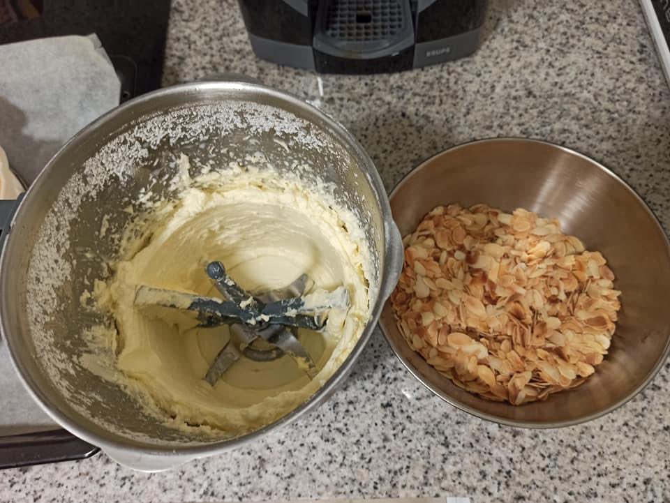 afsmte's tweet photo. Al Taller de cuina del @ClubSocialTE1 hem elaborat una tarta Sara deliciosa, a petició d'una usuària molt especial, i hem aprofitat per celebrat el seu aniversari. Per molts anys!!! 🥳🎉😘❤ #aniversari #tallerdecuina #afmmte #salutmental #saludmental https://t.co/8RvYhasuIB