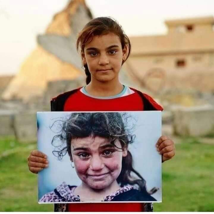 ozkanaydin1986's tweet photo. Bu kız çocuğunu hatırladınız mı? Fotoğrafçı, "Biraz gülümser misin? Fotoğrafını çekeceğim" deyince ortaya bu kare çıkmıştı. Aynı fotoğrafçı Ali Al Fahdawi Musul'da çektiği bu kareden 3 yıl sonra küçük kızı bulmuş. Onu sağ salim bulduğuna sevinmiş ve yeniden fotoğraflarını çekmiş. https://t.co/IN8T88GTQu