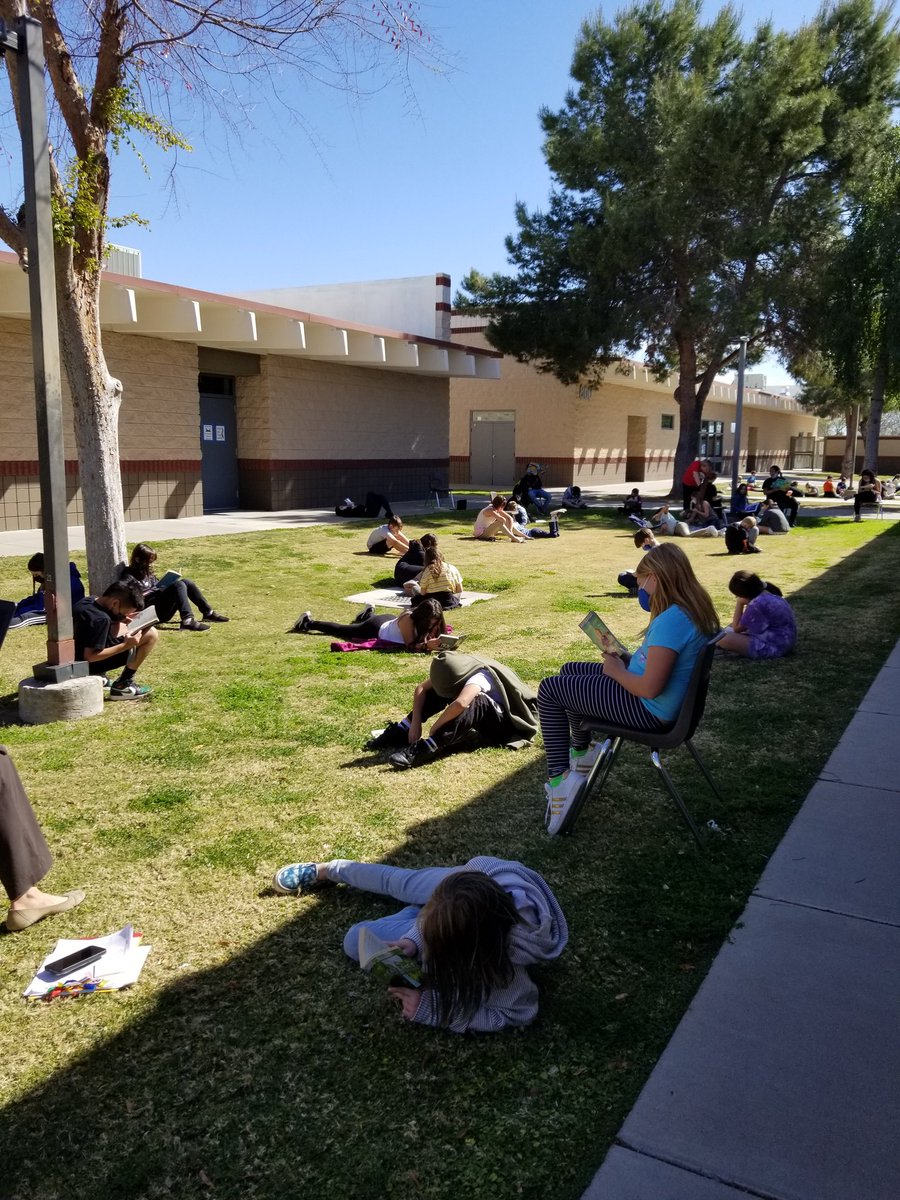 It is a great day to be a Panther and a beautiful day to read all across campus. Reading fun for all. #schoolwidefun #ReadAcrossAmericaDay #readingiscool <a href="/dvusd/">Deer Valley Unified School District</a> <a href="/JackieDettorre/">Jackie Dettorre</a> <a href="/ADvusd/">ArrowheadDVUSD</a>