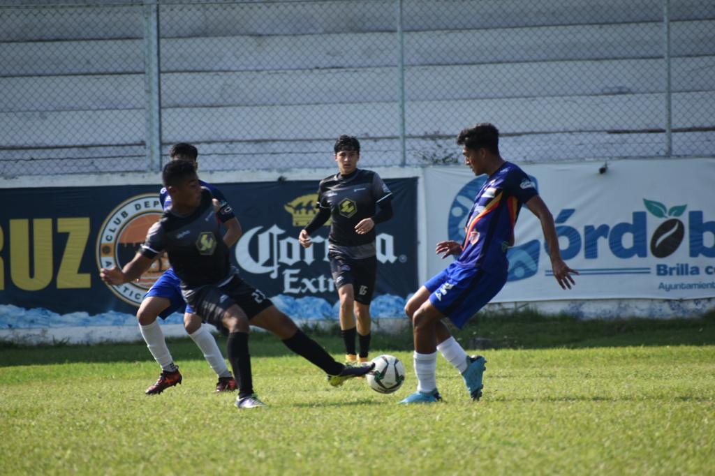 Grupo 2 | #Veracruz

¡Agónico empate!

Con gol de último minuto, el @ColegioOnce 🇧🇪 le quitó el triunfo a <a href="/TitanesAlpha/">Titanes Club Alpha</a> ⚫️ al empatar a dos, y de paso, el extra en los penales

👉 bit.ly/3sG0nS8

#CrecemosJuntos