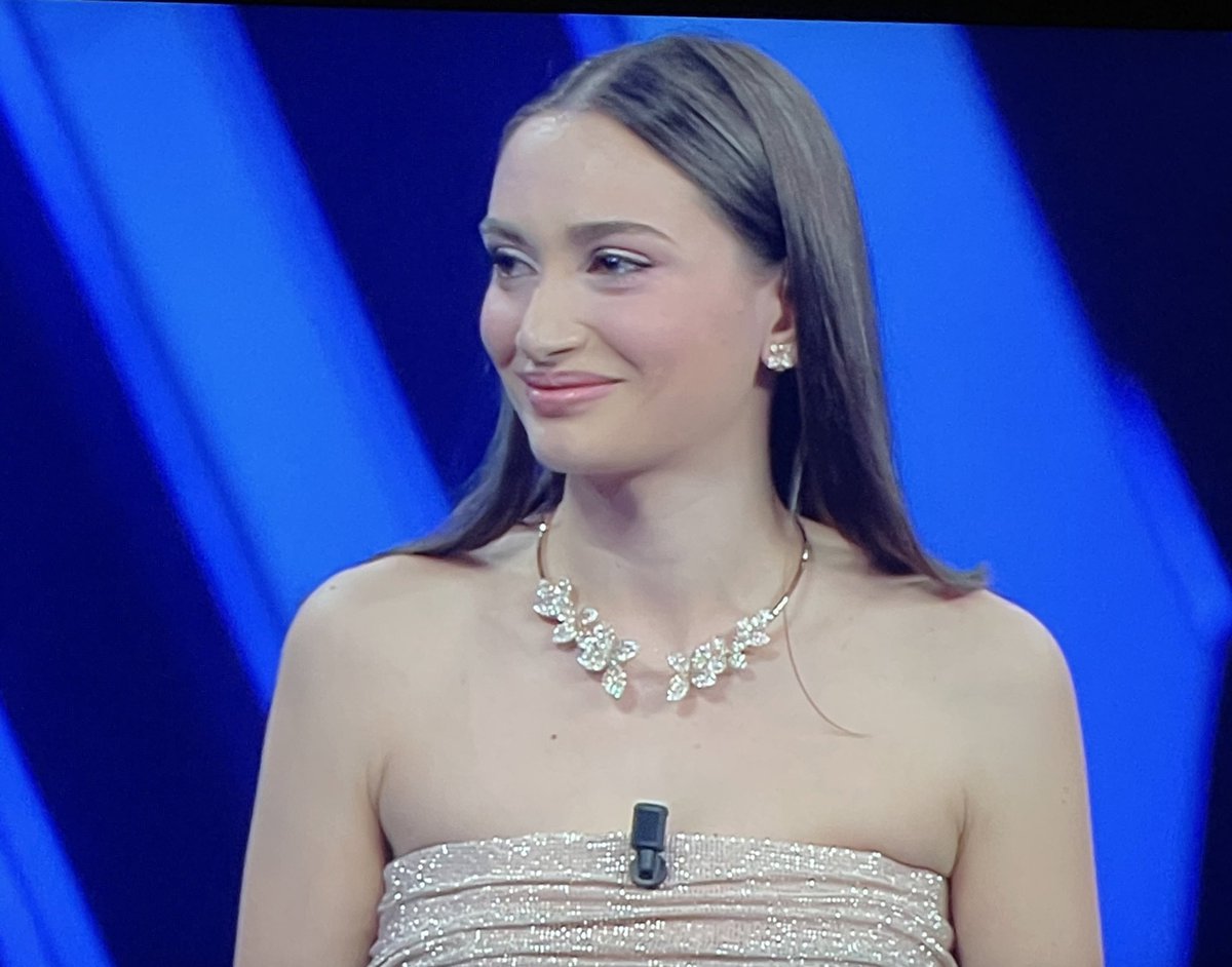 LauraConlange's tweet photo. #Sanremo2021 Simbolo dell’Italia che lotta e che ci sta difendendo dalla pandemia. Semplicemente Grazie ❤️ Epoure c’è chi sembra si sia dimenticato tutto ciò! Un anno di Covid....
#Sanremo2021 #Alessia https://t.co/WgcxQpeies