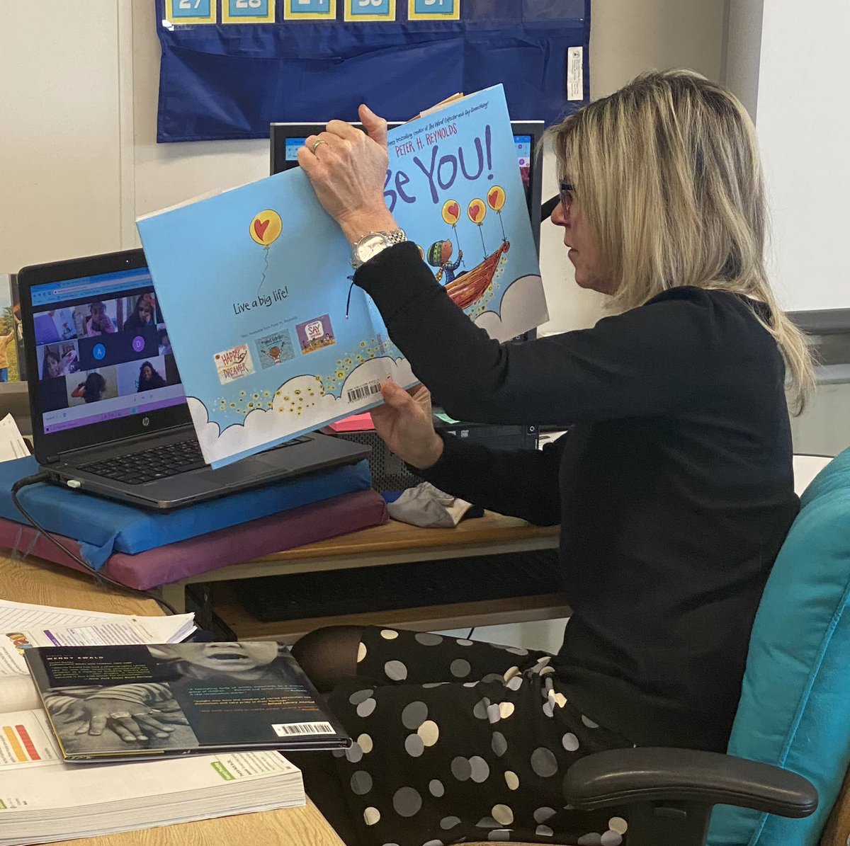 PicconeDanielle's tweet image. Thank you to @GCSDsuper for coming to read to my virtual first graders today! We loved having you! @sararesch @ShannonCHeller @WestRidgeGreece  #ReadAcrossAmerica
