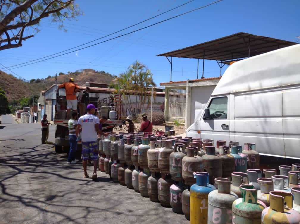 #02Mar
La Alcaldía de San Mateo con apoyo del Gobernador <a href="/R_MarcoTorres/">Rodolfo Marco Torres</a> , mantiene el despliegue de los operativos especiales de suministro gratuito de agua con camiones cisternas y la distribución de Gas , a través de Aragua Gas en los diversos sectores del municipio Bolívar.