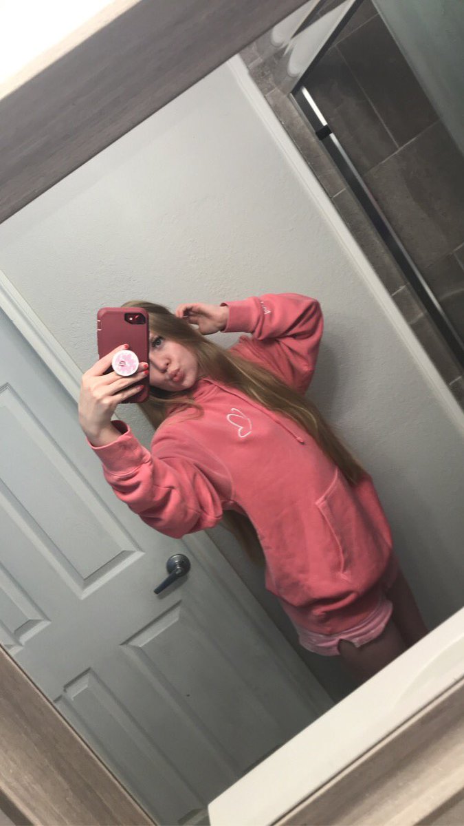 AlpheriorLiz's tweet photo. Got my super cute hoodie in my favorite color!💘 thank you!! @fluctraa 🦋 and thank you for my surprise😉 @AlpheriorKeys https://t.co/Ab9PC5vbgz