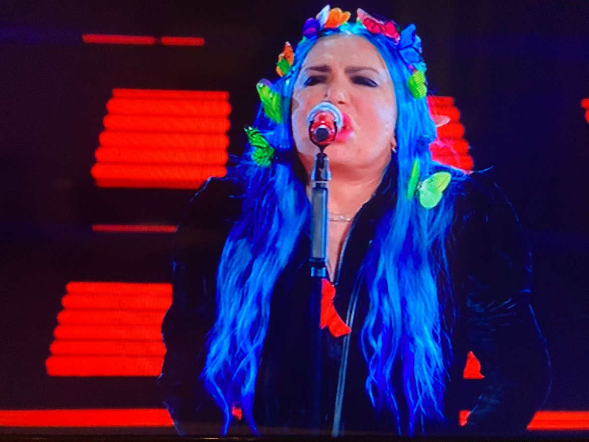 A Loredana il Sanremo alla carriera. Standing ovation virtuale. #Sanremo2021