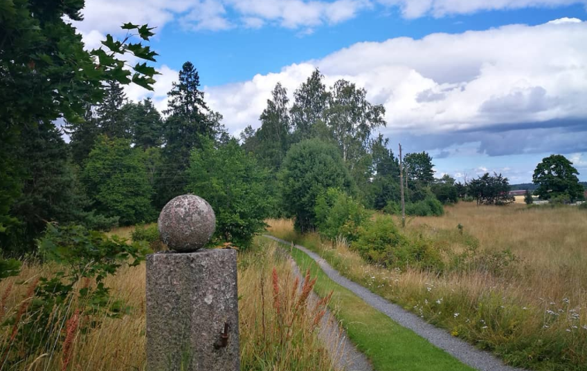 notimetoulose's tweet photo. Last summer I was walking around Uppsala and noticed this pattern around the more rural parts. Paths + Micro Landmarks combined lead to a better mental model for anyone intending to reach Number 28, 88. #leveldesign #imageability #mentalmodel https://t.co/vGuLBuNWQO