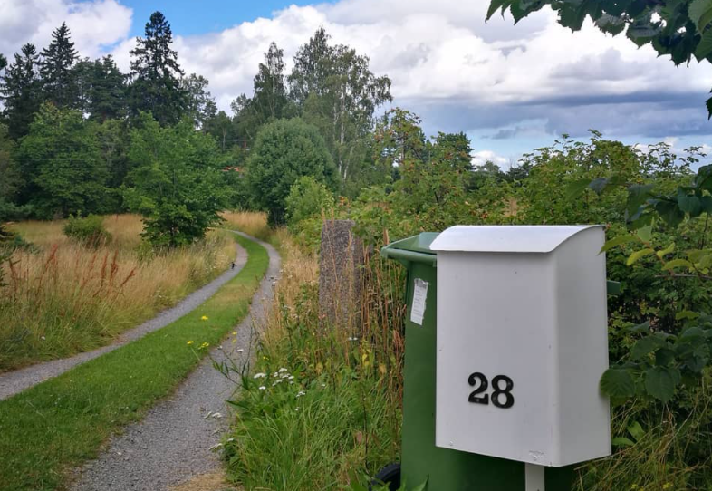 notimetoulose's tweet photo. Last summer I was walking around Uppsala and noticed this pattern around the more rural parts. Paths + Micro Landmarks combined lead to a better mental model for anyone intending to reach Number 28, 88. #leveldesign #imageability #mentalmodel https://t.co/vGuLBuNWQO