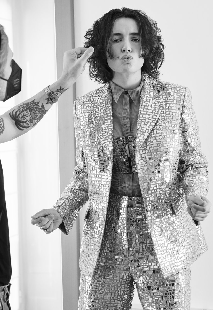 sonolamadame1's tweet image. QUESTA SERA MI VESTO DI SPECCHI.

Voglio che il mondo si rifletta su di me. Voglio sentire il mio corpo che assorbe le immagini o le rigetta sotto forma di fasci di luce. Voglio essere verità, voglio essere trasparente, voglio essere pura, voglio essere vera.

#Voce #Sanremo2021