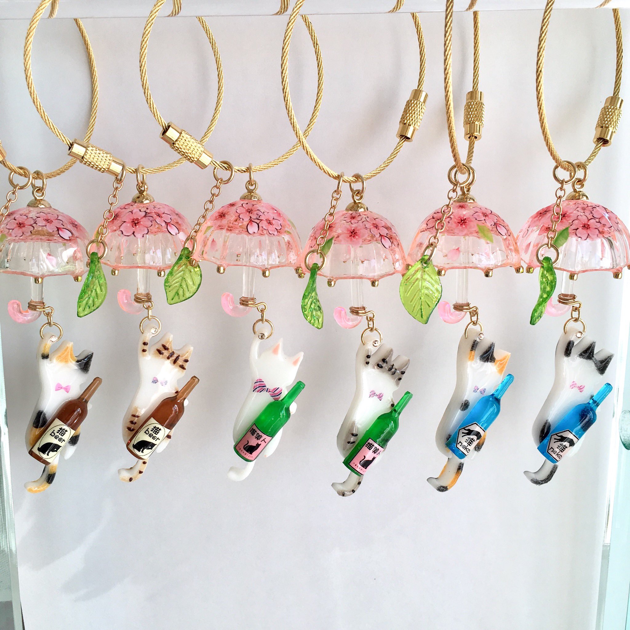 レジンで猫様のキーホルダーやアクセサリーを作成しております