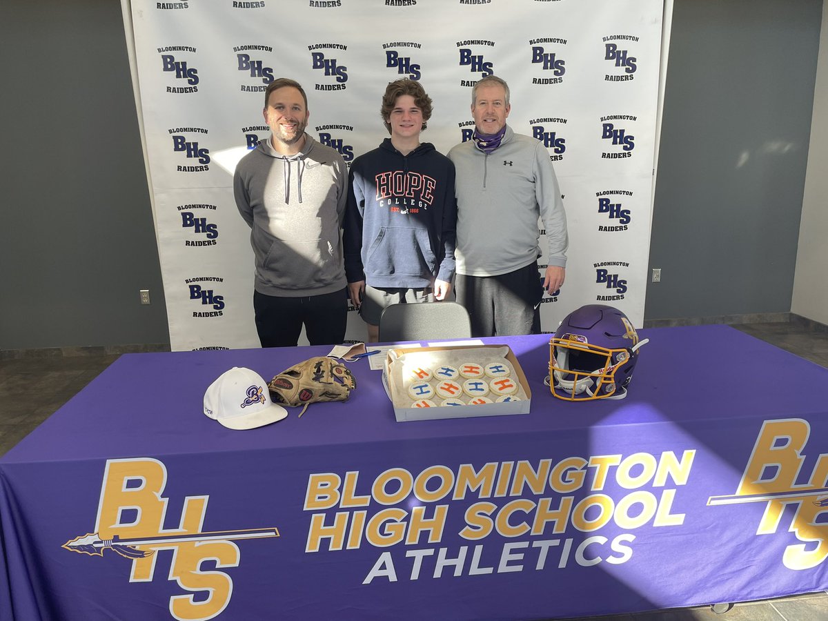 BHSRaiderSports's tweet image. Congratulations to BHS dual sport athlete Ben Wellman on signing today to play both football and baseball next year at Hope College!