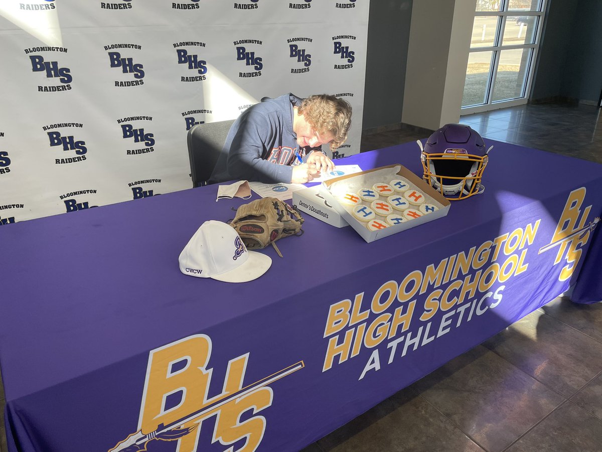 BHSRaiderSports's tweet image. Congratulations to BHS dual sport athlete Ben Wellman on signing today to play both football and baseball next year at Hope College!