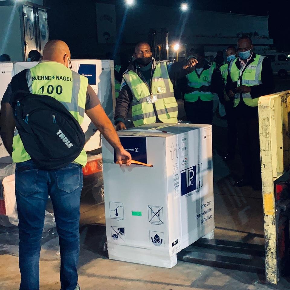 WHOAFRO's tweet photo. Kenya🇰🇪 is the 6th country in #Africa to receive #COVID19 vaccines through the COVAX Facility. 1 million doses arrived in Nairobi today. Another step towards #VaccinEquity.

Hongera #Kenya pamoja na washirika wa chanjo la #COVAX!👏🏿
@WHO I @gavi I @CEPIvaccines I @UNICEF https://t.co/ymZpzKc9uU