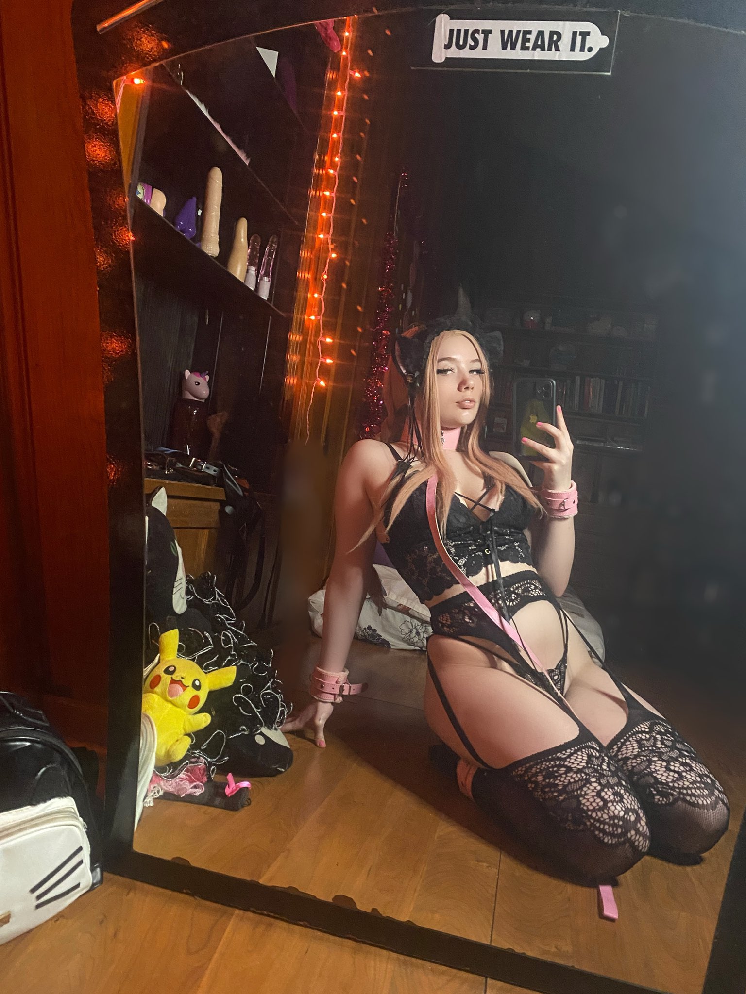 2 pic. What part of me do you wanna bite 😈 https://t.co/7QTIZFxLlz