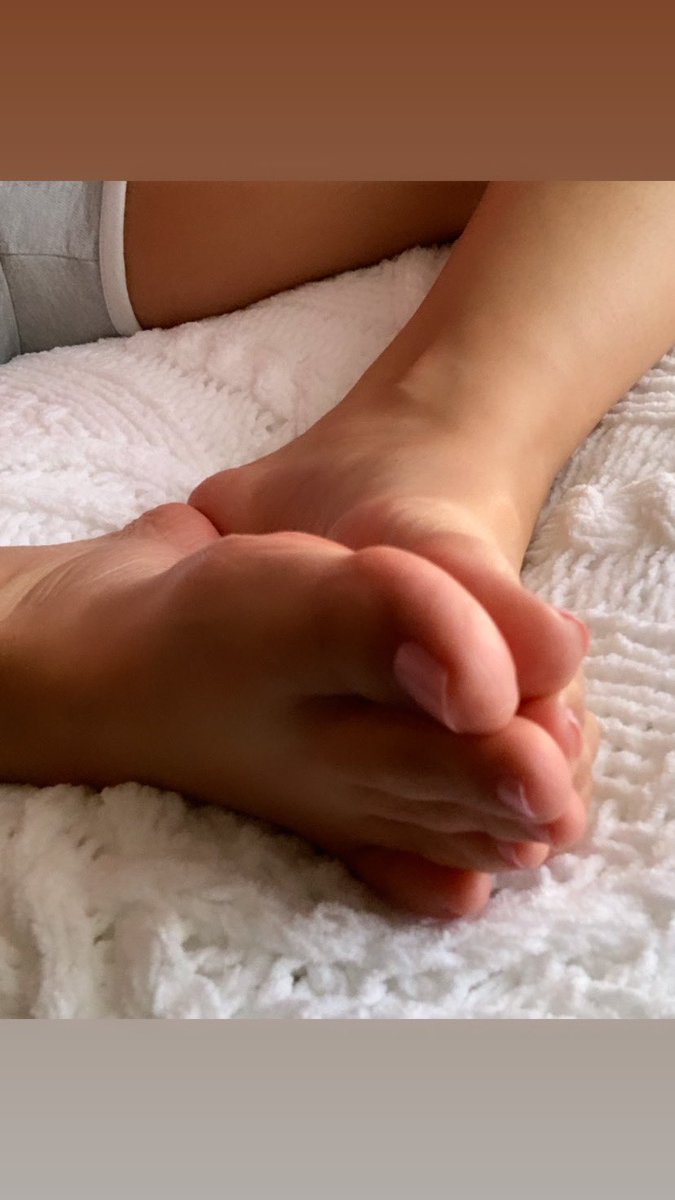 Crossfire_xoxo's tweet photo. Follow me on OnlyFans, it’s free! 😘 #barefootandawesome #feetdom #feetnation https://t.co/jY1T15knfh