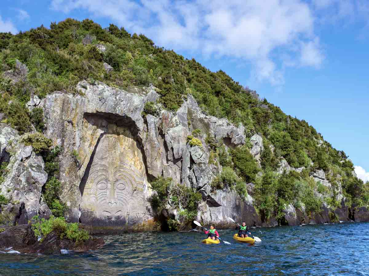 kiwipal's tweet photo. À la découverte du lac Taupo sur l'île du Nord de la NZ. Partez en kayak aux Maoris Rock Carvings puis explorez les rives du lac en vélo avant de découvrir le village de Taupō et ses Huka Falls spectaculaires.
#taupo #hukafalls #nouvellezelande
https://t.co/M3e4d4CyUJ https://t.co/h62r0CMkV4