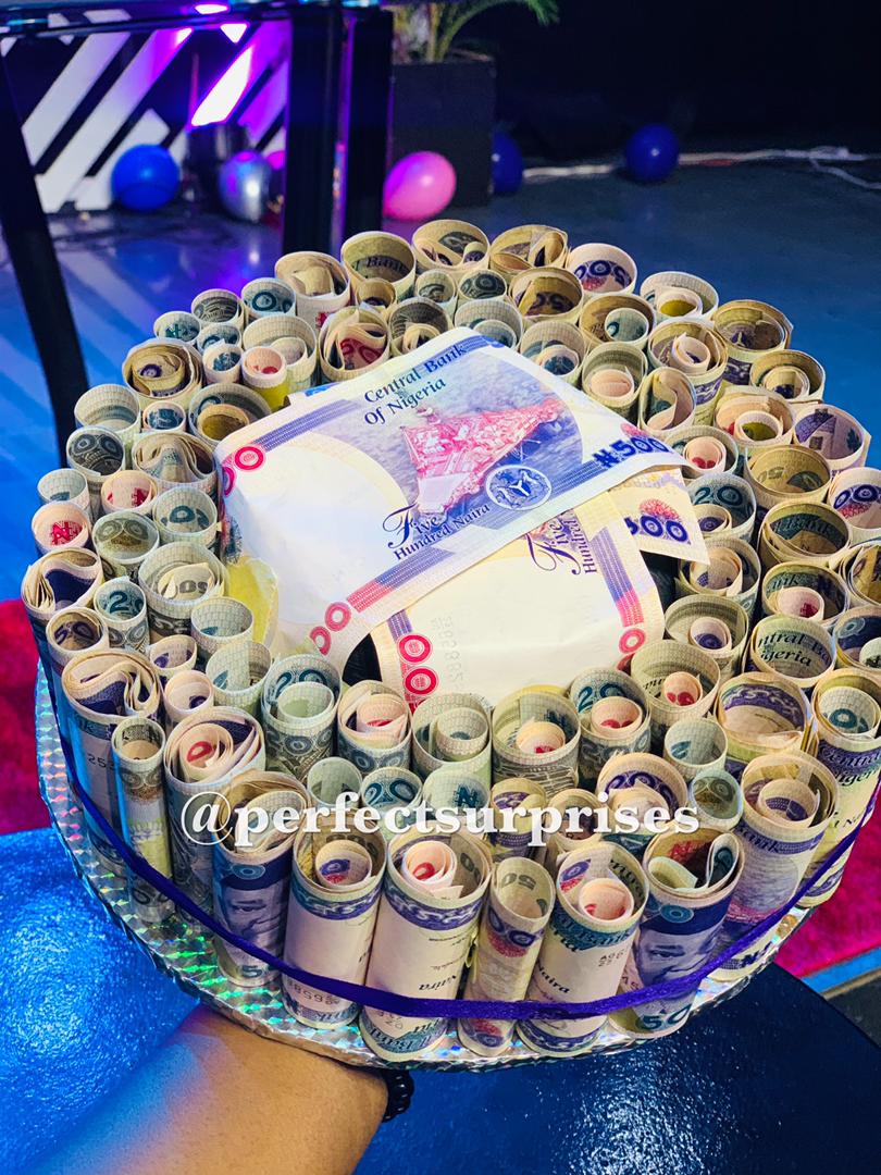 PerfectSuprises's tweet photo. We were informed by a reliable source that @FunmiOlubakin's love language is money so we curated this amazing Money cake. We are glad to be part of this. Now @FunmiOlubakin can buy that land😂 Thank you @slchurchng for trusting us😍
#abujaandLagosgiftplug
#AbujaTwitterCommunity https://t.co/xTTgGRRBEs