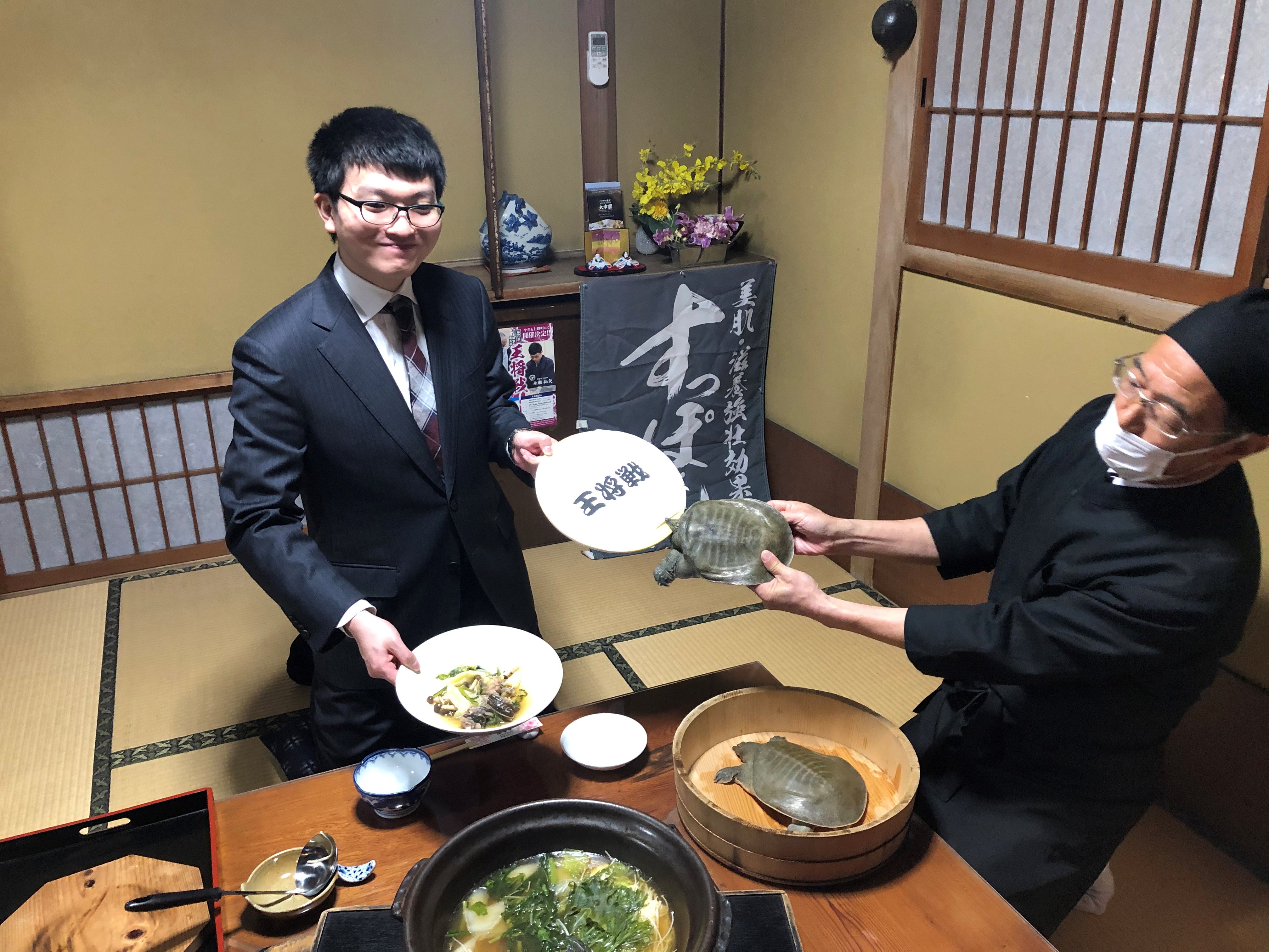 毎日新聞 将棋 On Twitter 佐賀 上峰町の大幸園で指された王将戦第５局に勝利した永瀬王座 スポニチ恒例の 勝者の罰ゲーム は 名物の すっぽんとのコラボ 亀好きの永瀬王座はすっぽんは初めてといい 亀と違うんですか すごい迫力 力が強い とテンションも