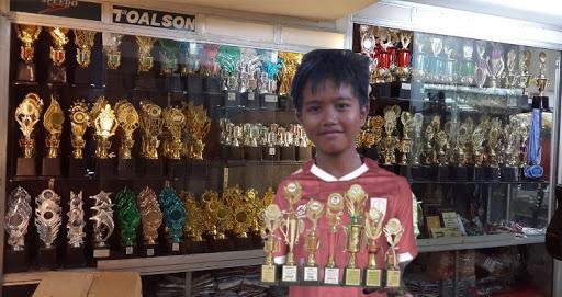 kaesangp's tweet image. Mendapatkan piala itu sangat mudah, tinggal beli di tokonya. Namun, untuk jadi juara butuh usaha. Yok cita-citanya jangan cuma di-display