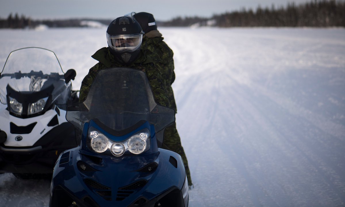 JTFN_FOIN's tweet photo. L’#OpNANOOK-NUNALIVUT 21 est bien en cours à Yellowknife. Hier, des membres de la Force opérationnelle terrestre ont effectué des patrouilles de familiarisation sur des motoneiges et ont testé l'épaisseur de la glace, aux côtés des Rangers canadiens du 1 GPRC. #ProtectionNord https://t.co/tEOQuoFGqD
