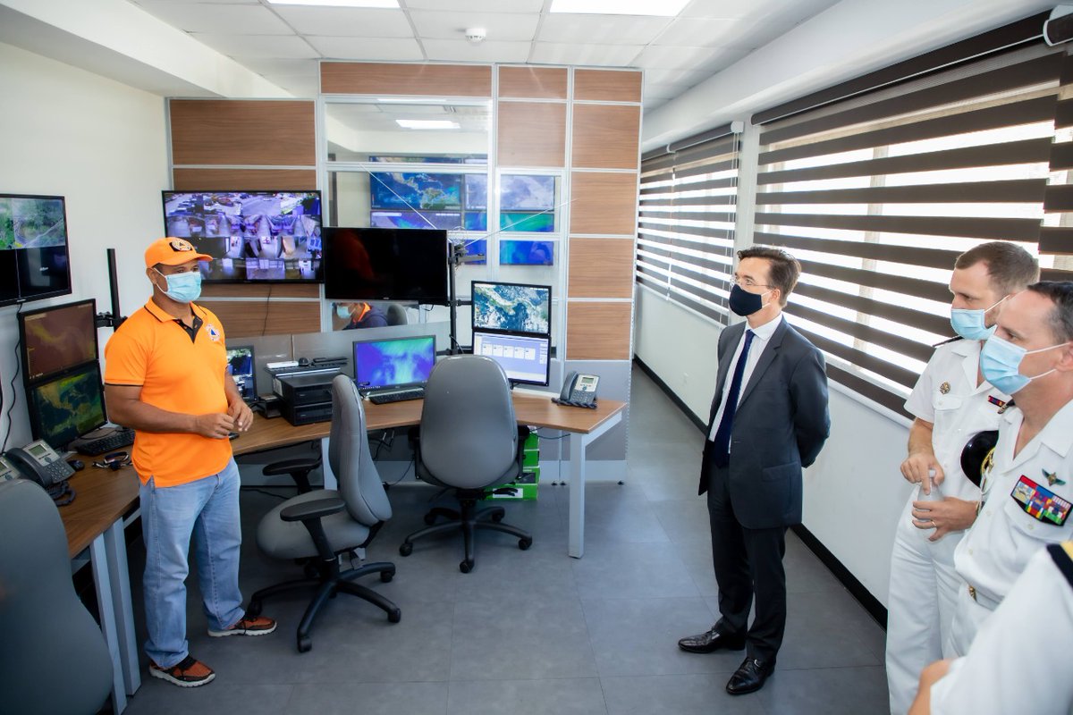 MinGobPma's tweet photo. Durante la visita, la delegación francesa conoció las facilidades logísticas que brindamos desde el #HubHumanitario y cómo se realizan las operaciones humanitarias de nuestros usuarios  internacionales @IFRC_es, @UNHRD y del usuario nacional @Sinaproc_Panama. https://t.co/9M0fyIAuYU
