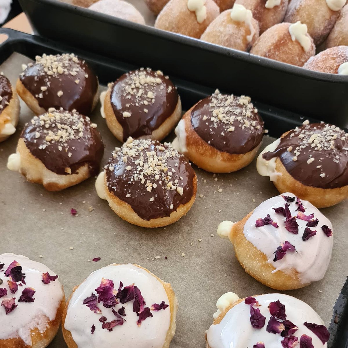 FermentiKitchen's tweet photo. 🍩Doughnut know what to get your mum for #MothersDay? We're offering a Mother's Day special gift box - 2x #SourdoughDoughnuts &amp; 4x cakesicles.
Limited quantity available, so pre-order yours today!
Collection/delivery in #Feltham &amp; surrounding areas.
📧 DM for info https://t.co/Ett4CwKOpy