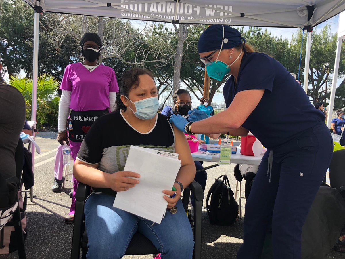 UFWupdates's tweet image. Si Se Puede! 120+ Ventura County farmworkers vaccinated for COVID today at Muranaka Farm. Event results from a partnership w/ @UFWupdates, @UFWF, the unionized Muranaka Farm &amp;amp; @vcpublichealth.The collaborative approach could serve as a model for other regions t/o state #WeFeedYou