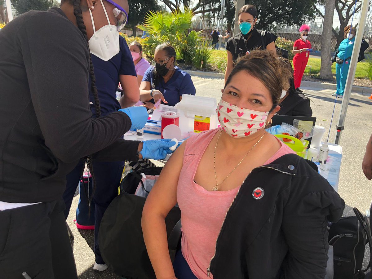 UFWupdates's tweet image. Si Se Puede! 120+ Ventura County farmworkers vaccinated for COVID today at Muranaka Farm. Event results from a partnership w/ @UFWupdates, @UFWF, the unionized Muranaka Farm &amp;amp; @vcpublichealth.The collaborative approach could serve as a model for other regions t/o state #WeFeedYou