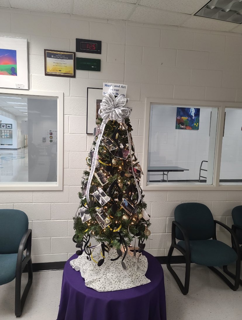 dr_diron's tweet photo. Woodside High School Unity Tree... How Lovely Are Thy Branches! During the month of March we celebrate Arts and Communications Magnet Students! An amazing group of talented young people. #unity #unitytree #Students @NNPSWoodside @KSheeSmith https://t.co/UYBBBO3Jnr