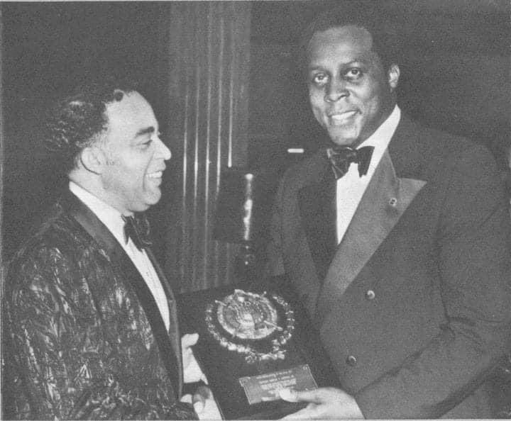 XMM2012's tweet image. Omega Psi Phi Fraternity Grand Basileus awards Bro Vernon Jordan, w/ Omega's "Citizen of the Year" at the 54th Grand Conclave in ‘71. In ‘70 he became the Exec Director of the UNCF. At the time he received this award he was the Exec Director of the Urban League. Rip Bro Jordan