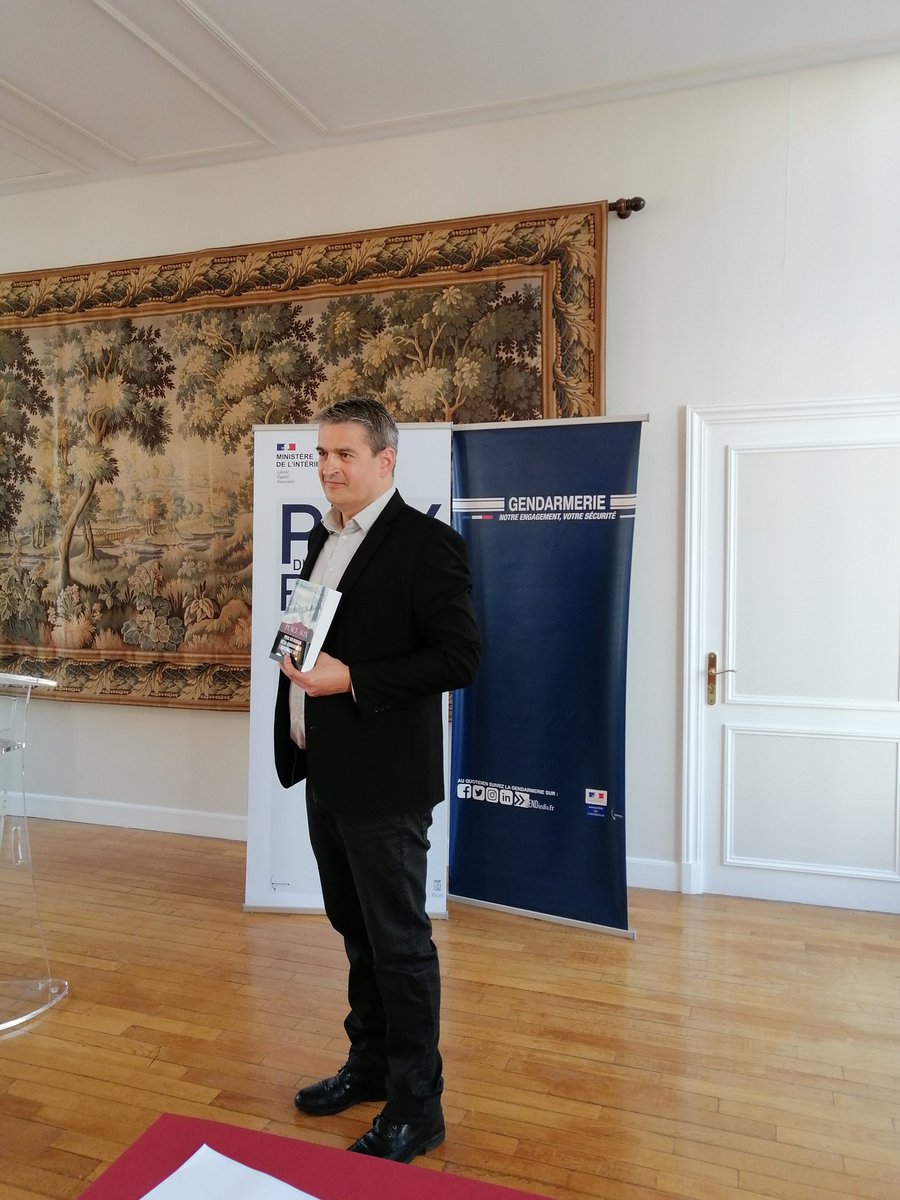 PatriceQuelard's tweet photo. Prix du roman de la gendarmerie reçu hier midi à la caserne Tournon à Paris. Parution de "Place aux immortels" le 18 mars chez Plon. https://t.co/vgAGo8DtZl