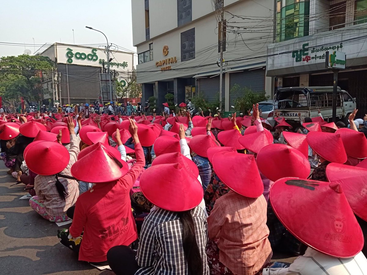Khattar6104's tweet photo. JUSTICE FOR MYANMAR

Peaceful sit-in conducting by teachers and student unions happening in Mandalay.
📸Myanmar Now

#Mar3Coup
#WhatsHappeningInMyanmar https://t.co/fFZ4U4IpGF