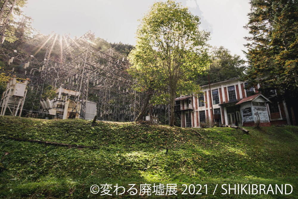 fashionpressnet's tweet photo. “美しい廃墟”の写真展「変わる廃墟展 2021」東京&amp;名古屋で、動画作品や限定グッズも - https://t.co/QyWjn4Gx9B https://t.co/cwDsoubB8k