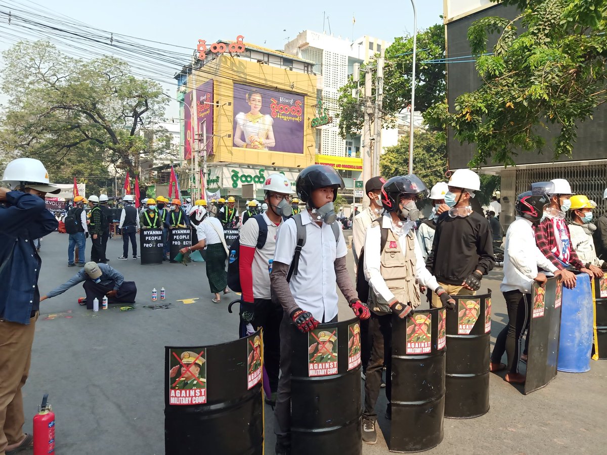 takhon_intel's tweet image. School teachers and student unions in Mandalay hold a sit-in protest at the corner of 84th and 30th street on Wednesday morning. #whatshappeninginMyanmar #Mar3Coup