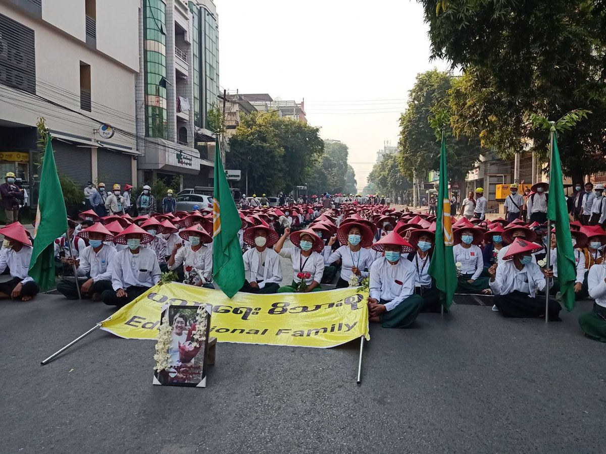 takhon_intel's tweet image. School teachers and student unions in Mandalay hold a sit-in protest at the corner of 84th and 30th street on Wednesday morning. #whatshappeninginMyanmar #Mar3Coup