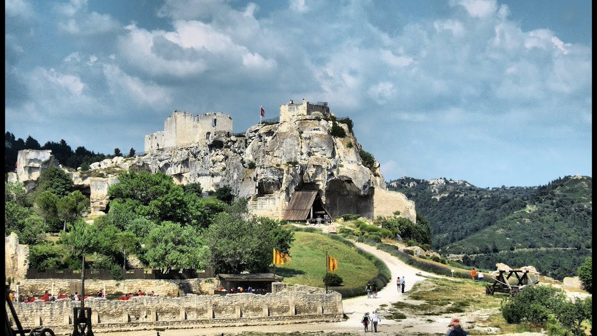 Крепость в провансе в единении со скалой. Ле-бо-де-прованс. Замки прованса франция. Les baux-de-provence франция. Крепость в провансе в единении со скалой.