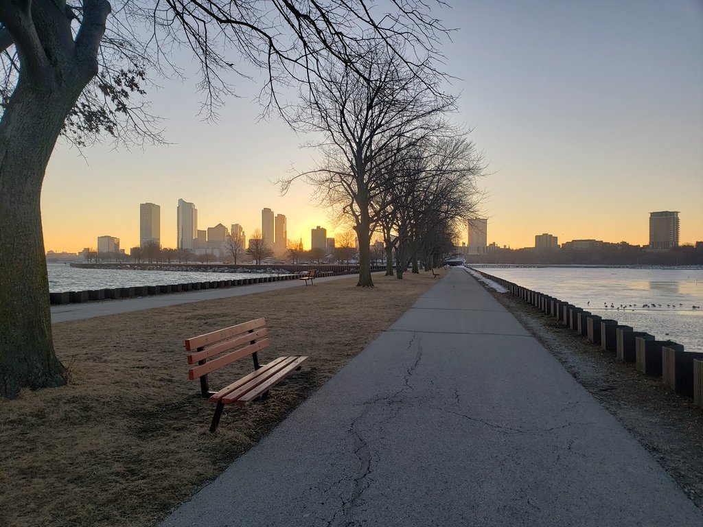 md_cooley's tweet photo. Caught tonight's sunset on the downtown lakefront circuit with @BenjaminMeyerMD. She's a beaut. #runMKE https://t.co/qhACVlFihZ