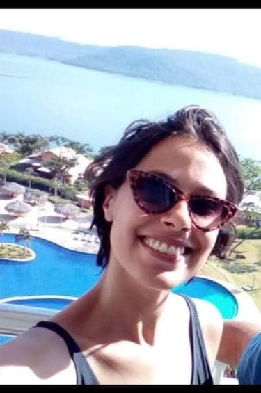 Esta es la cara de la #Depresion. Así estaba mi prima poco antes de saltar al vacío anoche. Siempre la veía sonriendo, sin saber el dolor por detrás. La depresión no es alguien encerrado en su pieza llorando todo el día. Es alguien escondiendo la lucha q es...vivir.
#SaludMental