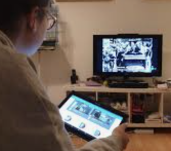 ecalixto's tweet photo. Ver simultáneamente la televisión, los mensajes del celular o las fotos en redes sociales provoca faltas de atención que debilitan la memoria: disminuye la capacidad para generar recuerdos. 

#NocheNeuroTuits
Madore et al., 2020 Nature; 587; 87-89. https://t.co/RaokLeSP5V