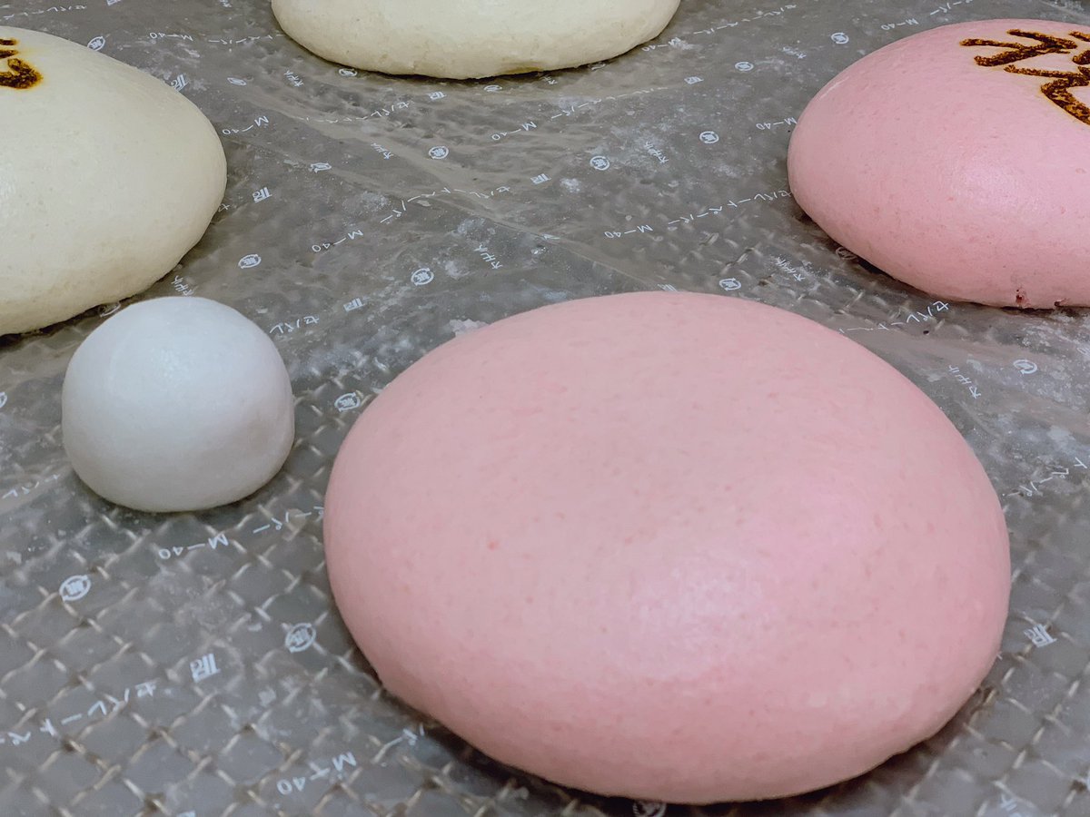 菓舗 近江屋 特別注文の紅白饅頭です 中々このような大きいお饅頭の注文が入ることが無かったので作っていて嬉しくなりました 近江屋 紅白饅頭