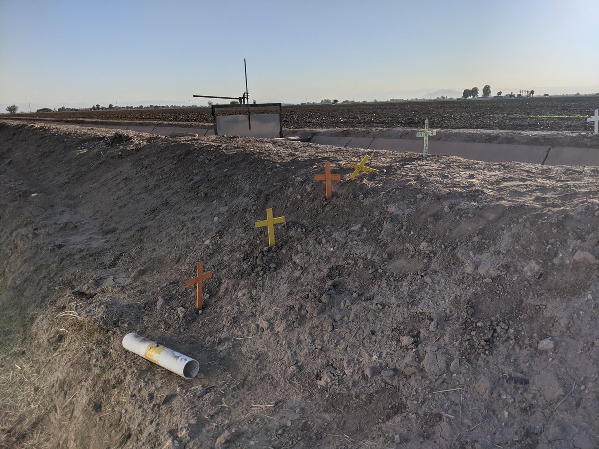 campadrenews's tweet photo. Community organizer Hugo Castro of Calexico has been laying crosses near the accident scene. The crosses were made by migrants. He estimates he's placed about 40. #borderaccident https://t.co/ma7GGgAzwF