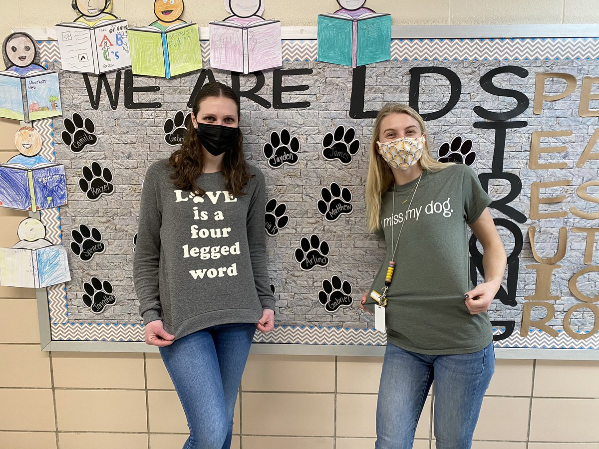 3rd grade is filled with dog lovers 💛💙#readingiseverywhere #notplanned @Ms_LennonLDS